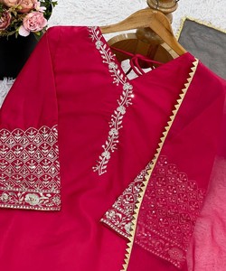 FANTAISIE SATIN SOIE BRODERIE SÉQUENCE TRAVAIL TOP PATIYALA AVEC DUPATTA FESTIVE WEAR PRIX DE GROS VÊTEMENT ETHNIQUE ROSE - Product Image 4