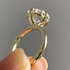 Anillo solitario de moissanita con corte Asscher moderno, juego de piedra de 3,5 quilates con garras dobles NSEW, ideal para propuesta o regalo de aniversario - Product Image 2