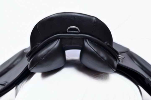 Selle de dressage pour l'équitation de tous les jours en cuir poli et arbre en plastique Siège confortable à large rabat offrant un ajustement sûr - Product Image 3