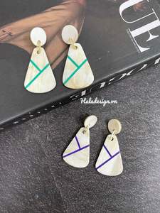 Pendiente de cuerno artesanal con sensación vintage y encanto tradicional para personas interesadas en la moda artesanal - Product Image 4