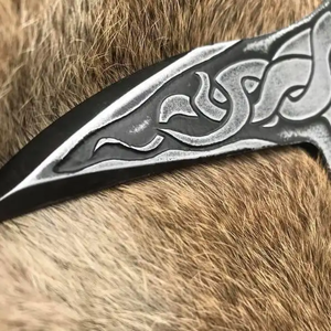 Hacha Vikinga Hecha a Mano con Mango de Madera de Fresno Grabado y Funda de Cuero con Grabado en la Cabeza - Product Image 5