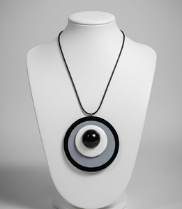Collar Moderno con Colgante de Círculos Concéntricos de Resina - Joyería Grande con Diseño de Ojo de Tigre en Blanco, Negro y Gris sobre Cordón de Cuero para Mujer - Product Image 1