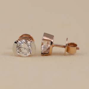 Boucles d'oreilles clous demi-sertie en diamant de laboratoire rond en argent sterling et or, clarté VS1 - Cadeau élégant pour la femme - Product Image 4