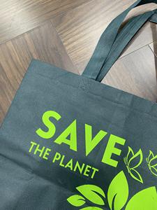 Venta al por mayor 100% GRS PET reciclado (RPET) bolsa no tejida termosellada cierre abierto serigrafía diseño de moda elegante de Vietnam - Product Image 3