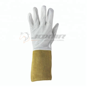 Gants de soudage conçus pour la résistance à la chaleur et la durabilité fabriqués avec du cuir de première qualité et de longues manches de protection pour la sécurité - Product Image 1