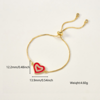 Bracciale da donna alla moda con ciondoli personalizzati in ottone placcato oro 18k, smalto morbido rosso e blu, e charm a cuore con zirconi