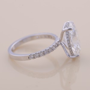 Anillo de Compromiso y Boda con Diamante Cultivado en Laboratorio, Corte Ovalado, Certificado por IGI, con Halo Oculto en Oro de 18K y Banda Pavé - Product Image 5