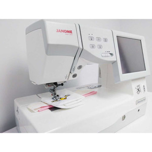 Machine à coudre, à quilter et à broder Memory Craft 11000 édition spéciale à vendre - Product Image 1