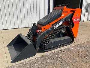 Minicargadora de orugas Diggit SCL850 con motor diésel de alta eficiencia y componentes MOOG para rodamientos de motor - Product Image 5