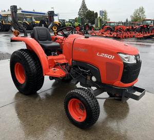 Tractor Compacto Utilitario 4x4 L2501F 2024 - 24.8HP con Bomba y Motor para Trabajo Agrícola Versátil - Product Image 1