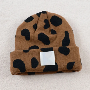 หมวกถักลายวัวถักแจ็คการ์ดสำหรับฤดูหนาวดีไซน์ใหม่หมวกบีนนี่ออกแบบได้ตามต้องการพร้อมโลโก้แผ่นหนัง - Product Image 2