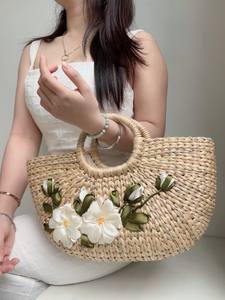 Bolsa de jacinto de agua natural hecha a mano con flores Diseño regular elegante Transporte de dos correas Uso ecológico en la playa al aire libre - Product Image 2