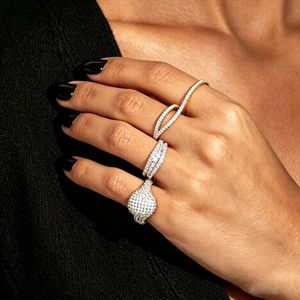 Anel Aberto com Micro Pavê de Zircônias e Três Bandas para Mulheres, Joia Elegante de Destaque em Camadas, Pronta Entrega, Fornecimento de Fábrica por Atacado - Product Image 3