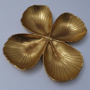 Serveur de fruits secs en aluminium décoratif avec trois compartiments en forme de feuille Finition or antique conçue pour les repas décoratifs. - Product Image 2