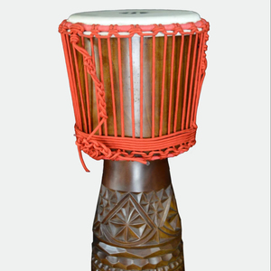 Djembe SOLOBEAT Hecho a Mano, Tallado a Mano, de 10 Pulgadas, de Caoba, con Parches de Piel de Oveja y Cámara de Madera de Abedul, Profesional - Product Image 1