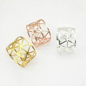 Anneau de serviette géométrique en laiton fini multicolore pour le mariage Accessoires de table Porte-serviettes - Product Image 1