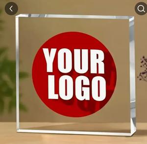 Exhibidor de Acrílico Moderno Personalizable 2025 con Base de Madera Elegante para Publicidad y Entornos Profesionales - Product Image 4