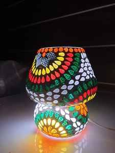 Lampes de table en mosaïque de verre sur mesure et lampes suspendues faites à la main par des artisans adaptées aux magasins de décoration intérieure - Product Image 2