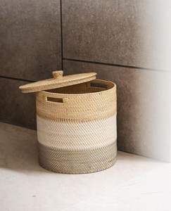 Cesta de lavandería de ratán rústico de primera calidad con atractivo artístico perfecto para crear soluciones de almacenamiento estéticas para hogares modernos - Product Image 1