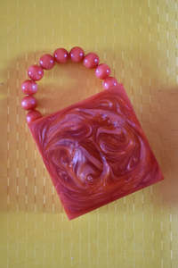 Pochette élégante en résine faite à la main, design élégant, parfaite pour les fêtes et les cadeaux. - Product Image 2