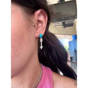Navajo Handmade Kingman Turquoise <b>Sterling</b> <b>Silver</b> Post <b>Dangle</b> Arrow Drop <b>Earrings</b> - Product Image 2