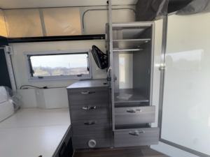 Remolque de Viaje Plegable Ligero OBii Dweller 2022 Usado, 17 pies, 4 Personas, 4x4, Suspensión Independiente, Disponible - Product Image 4