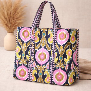 Sac fourre-tout Royal Ikat Garden, sac fourre-tout matelassé Ikat audacieux, rose et jaune éclectique, design indien personnalisé - Product Image 1