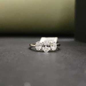 แหวนหมั้นเพชรโมอิสซาไนต์ทรงรีสวยหรู 3 เม็ด ประดับด้วยทอง 14K ชุบบนสแตนเลส ได้รับการรับรองจาก IGI - Product Image 2