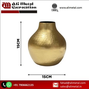Florero moderno de metal de forma ovalada con nuevo diseño de lujo dorado mate Florero elegante para el hogar y totalmente personalizable. - Product Image 4