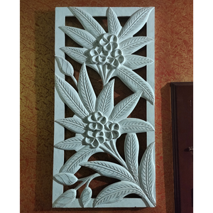 Decoración de Pared Artesanal, Panel de Pared con Flores de Jazmín, Marco de Madera Tallado Desgastado con Acabado Blanco, Adorno Decorativo para Sala de Estar - Product Image 1