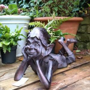 Artisanat métallique, sculpture de lutin en bronze grandeur nature, prix de gros, fournitures de jardin décoratives, lutin antique - Product Image 3