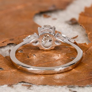 Nouvelle Arrivée Bague de Fiançailles Personnalisée en Or Blanc avec Diamant de Laboratoire Certifié IGI, Taille Brillant Ovale et Poire, Sertissage à Griffes Supérieures, Vente en Gros - Product Image 3