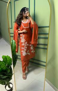 Costume Salwar en soie fabriqué à la main de créateur, robe longue pakistanaise Kameez Dupatta à la mode pour les cérémonies de mariage et de fête - Product Image 4