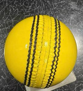 ลูกบอลคริกเก็ตหนังแบบแข็งทำด้วยมือสีเหลืองขนาด6ลูก - Product Image 1