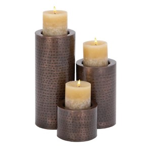 Portavelas de Pilar hecho a mano de Metal marrón Litton Lane para decoración del hogar para iluminar sus interiores - Product Image 1