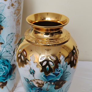 Vase à fleurs décoratif en fer, design côtier, fait main, plaqué or, vase de sol à col triangulaire, vente en gros - Product Image 4