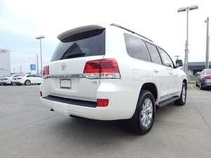 Toyota Land Cruiser 2016 à vendre / Disponible à la vente avec faible kilométrage, moteur essence, véhicule bien entretenu et sans accidents, conduite à gauche. - Product Image 2