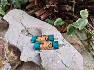 Eco-Luxe Madera sostenible y resina Artesanía Pendientes de moda Elegante tendencia atemporal para personas conscientes de la moda - Product Image 3