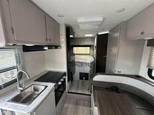 Camping-car compact et polyvalent Coachmen Freelander 21QSS à bas prix, classe C, à vendre - Product Image 2