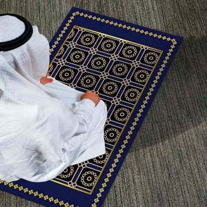 Alfombra de Oración Azul Marino: Elegante Alfombra Islámica Dorada para la Adoración, Impresa, con Pelo Suave - Product Image 2