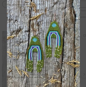 Boucles d'oreilles perlées vert olive, boucles d'oreilles à franges arc-en-ciel - Product Image 1