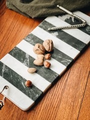 เขียงหินอ่อนสีดำและสีขาวอุปกรณ์ครัวสุดหรูสำหรับตัดและเสิร์ฟพร้อมรูปลักษณ์ทันสมัย - Product Image 5