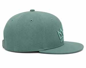 Gorra Deportiva Premium de 5 Paneles con Logotipo de Corona Bordado en 3D, Cierre a Presión, Visera Plana Ajustable - Product Image 3