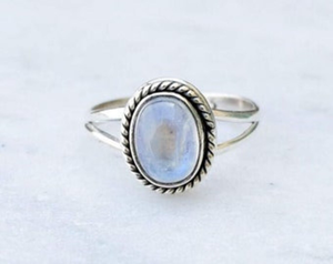 Bague en pierre de lune de style classique en argent sterling 925 Cadeau de bijoux en pierres précieuses fait à la main pour elle pour fiançailles de mariage ou anniversaire - Product Image 1