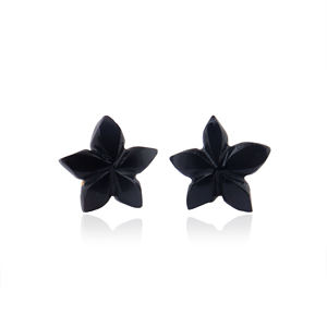 Boucles d'oreilles clous en forme de fleur sculptée en onyx noir, bijoux de luxe modernes, plaqué or 18 carats, prix de gros abordable, petite paire de clous - Product Image 1