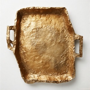 Plateau en aluminium rectangulaire Golden Horizon avec détail de bord surélevé Poignées moulées élégantes et finition polie Idéal pour les produits sophistiqués - Product Image 4