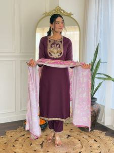 Dernier styliste Nouveau style Vêtements de fête élégants Travail de codage de séquence Haut en rayonne viscose pure avec bas en rayonne avec impression Dupatta - Product Image 2