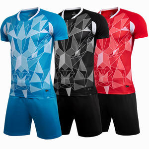 Uniformes de fútbol con estilo para hombres y mujeres con material ligero Nombre personalizado y logotipo Impresión de ropa de fútbol - Product Image 1