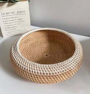 Bol à fruits rond en rotin de créateur Cadeaux de Noël Couleur marron Plats de rangement Ustensiles de cuisine Bol de service alimentaire en rotin en Inde - Product Image 2