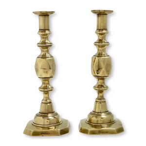 Paire de bougeoirs victoriens en laiton avec diamants brillants et polis pour les fêtes. - Product Image 2